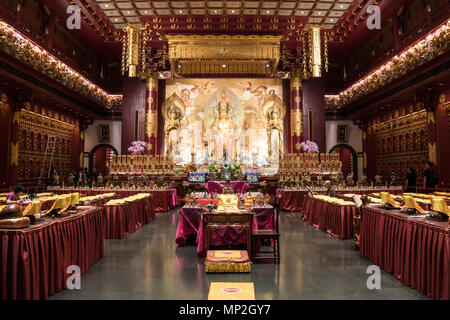 Singapour - 23 Avril 2018 : l'intérieur du richely orné Buddha Tooth relic temple dans le quartier chinois de Singapour en Asie du sud-est. Banque D'Images