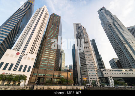 Singapour - 13 mai 2018 : les bureaux de la Banque de la Banque de Chine, Maybank et Standard Chartered lines le fleuve de Singapour, un important domaine busuiness en Asie Banque D'Images