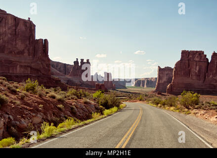 Tons Vintage American pittoresque route du désert en plein jour avec un ciel clair pour copyspace. La liberté de déplacement et de concept Banque D'Images