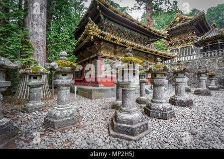 Temples japonais et lanternes à Nikko Banque D'Images