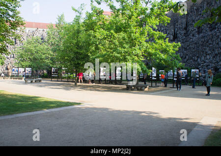 L'exposition photographique les moments du siècle à partir de l'agence de presse tchèque CTK (archives), marquant le 100e anniversaire de la fondation de la Tchécoslovaquie et aussi la fondation de CTK a été ouvert au public à Prague, en République tchèque, le 18 mai 2018. L'exposition dans le jardin Wallenstein du siège du Sénat a eu lieu du 1 avril au 18 mai, qu'elle passe à Brno. (CTK Photo/Libor Sojka) Banque D'Images