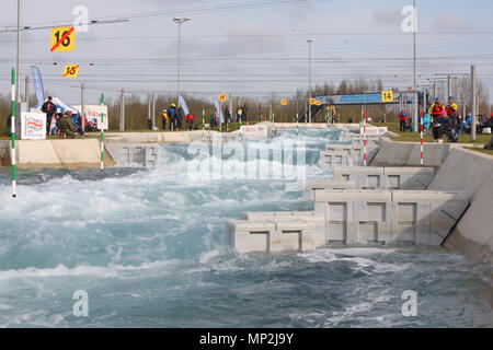 Canoe - Tesco en Slalom 2012 incluant la sélection des essais cliniques pour l'équipe de la Grande-Bretagne aux Jeux olympiques - Le Lee Valley White Water Centre, Hertfordshire 14 avril 2012 --- Image par © Paul Cunningham Banque D'Images