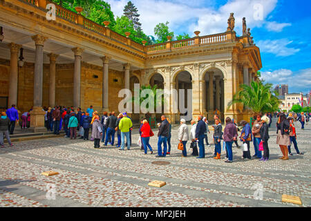 Karlovy Vary, République Tchèque - 5 mai 2014 : personnes en attente à la colonnade du moulin, Karlovy Vary, République Tchèque Banque D'Images