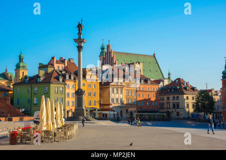 La Pologne voyage été, vue sur la place royale baroque reconstruite (Plac Zamkowy) dans le quartier historique de la vieille ville (Stare Miasto) de Varsovie, Pologne. Banque D'Images