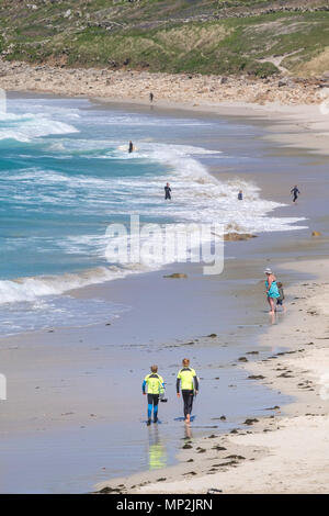 Les vacanciers sur la plage de Sennen à Cornwall. Banque D'Images