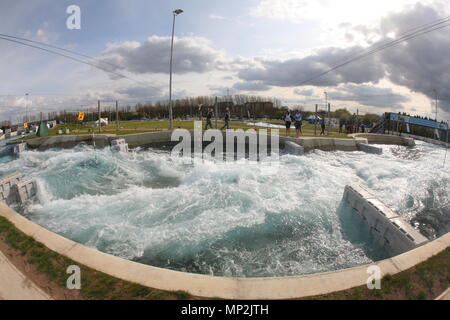 Canoe - Tesco en Slalom 2012 incluant la sélection des essais cliniques pour l'équipe de la Grande-Bretagne aux Jeux olympiques - Le Lee Valley White Water Centre, Hertfordshire 14 avril 2012 --- Image par © Paul Cunningham Banque D'Images