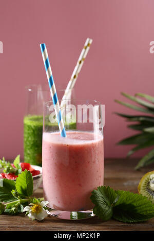 Kale vert et rose fraise boissons detox alimentation, close-up Banque D'Images