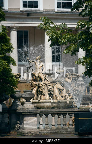 Neptune, dieu romain de la mer fontaine. Promenade Cheltenham, Gloucestershire. Banque D'Images