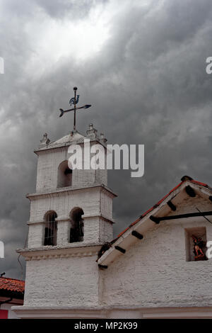 Une girouette en haut d'un clocher avec appréhension sombre derrière les nuages, une tempête brewing, Bogota, Colombie Banque D'Images