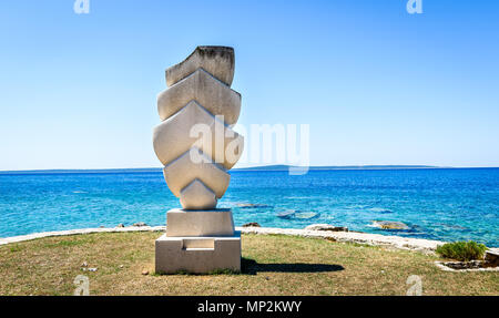 Sculpture 'Les Voiles' sur le rivage de l'île de Silba, Croatie. La statue est dédié aux marins et capitaines qui sont morts en mer. Banque D'Images