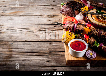 Assortiment de divers aliments Barbecue grill viande, bbq party fest - shish kebab, saucisses, viandes grillées, légumes frais, filet de sauces, d'épices, sur la vieille woo Banque D'Images