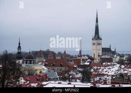 Vue aérienne de la vieille ville médiévale de Tallinn et l'église Saint Olag en Estonie capitale en hiver par la mer Baltique au nord-est de l'Europe Banque D'Images