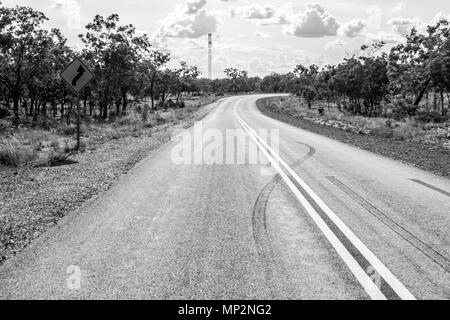 Route asphaltée vide à travers l'outback australien, le nord de l'Australie, image en noir et blanc Banque D'Images