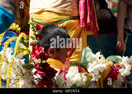 Berlin, Allemagne. 20 mai, 2018. Les participants de porter des costumes colorés et de la tête pendant qu'il défilé robe de différentes cultures à Berlin. Credit : Beata Siewicz/Pacific Press/Alamy Live News Banque D'Images