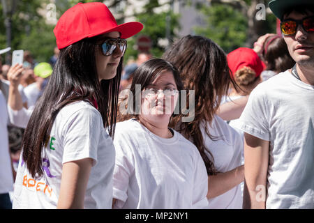 Berlin, Allemagne. 20 mai, 2018. Les participants de porter des costumes colorés et de la tête pendant qu'il défilé robe de différentes cultures à Berlin. Credit : Beata Siewicz/Pacific Press/Alamy Live News Banque D'Images