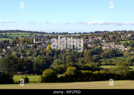 Premiers signes de l'automne couleur dans les arbres autour de la pittoresque village de Cotswold Painswick, Gloucestershire, Royaume-Uni Banque D'Images