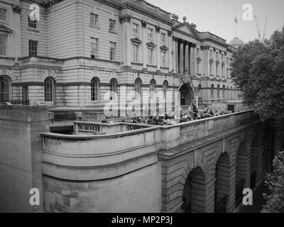 Londres - le 21 mai 2018 : ( Image modifiée numériquement à monochrome ) Vue générale du Somerset House qui est un grand bâtiment néoclassique sur le sud Banque D'Images