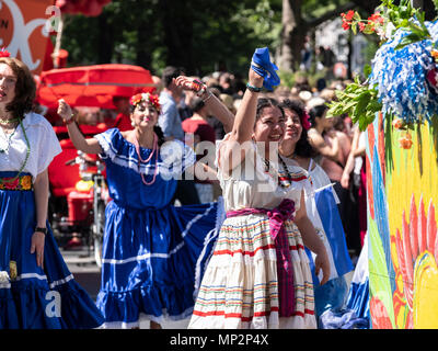 Berlin, Allemagne. 20 mai, 2018. Les participants de porter des costumes colorés et de la tête pendant qu'il défilé robe de différentes cultures à Berlin. Credit : Beata Siewicz/Pacific Press/Alamy Live News Banque D'Images