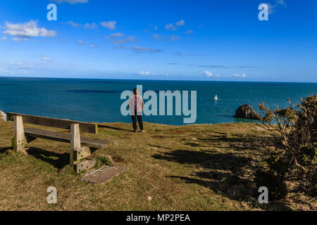 Jeune femme regardant la mer vers un lointain de Berry Head, Brixham, Devon, UK. Mars 2018. Banque D'Images