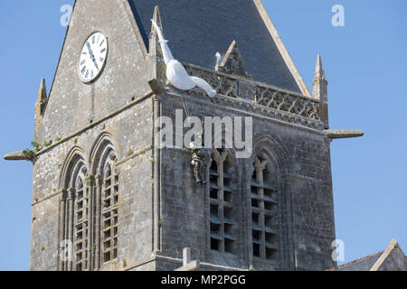 Sainte-mère-Eglise, Normandie, France, le 15 mai 2018 Mémorial du débarquement pour l'american Paratrooper ' John Steele' sur le sommet de la tour de l'église Banque D'Images