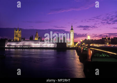 1988 MAISONS HISTORIQUES DU PARLEMENT LE PONT DE WESTMINSTER TAMISE LONDON ENGLAND UK Banque D'Images