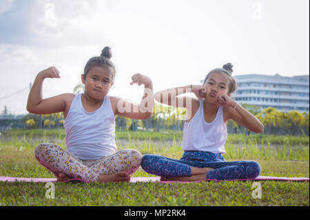 La Grosse Fille Fille Mince Et Avoir Du Plaisir A Jouer Dans Le Parc Enfant Fille Bebe S Amuser En Gras Et Maigre Enfant Petite Enfance Photo Stock Alamy