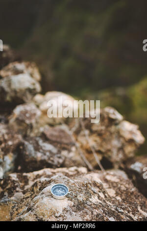 Concept de navigation - Boussole analogique portant sur les pierres pendant la randonnée à vélo dans les montagnes pour trouver de bon sens Banque D'Images