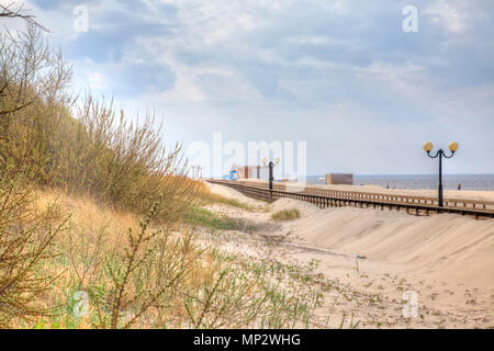 Promenade en bois le long de la côte de la mer Baltique, près du village de Yantarny Banque D'Images