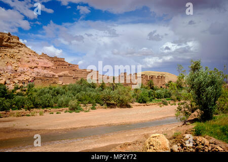 Aït Benhaddou est un village fortifié (ighrem), situé le long de l'ancienne route des caravanes entre le Sahara et Marrakech dans l'actuel Maroc. Banque D'Images