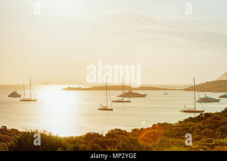 Lever du Soleil avec yacht et bateaux à Porto Rotondo sur 2085 à la mer Méditerranée, Sardaigne, Italie Banque D'Images