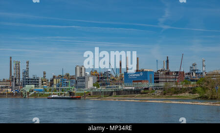 Grande usine chimique, sur les rives du Rhin, près de Cologne en Allemagne. Banque D'Images