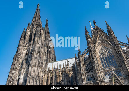 Les clochers de la cathédrale de Cologne, situé à Cologne en Allemagne. Après un incendie de la reconstruction de la cathédrale a commencé en 1248 et s'est poursuivie jusqu'à son comple Banque D'Images