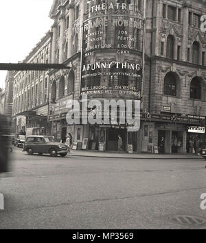 1963, tableau historique du West End de Londres, montrant l'extérieur de la Strand Theatre à l'Aldwych, qui est mise en scène, "A Funny Thing Happened on the Way to the Forum', une comédie musicale de vaudeville par compositeur et parolier américain Stephen Sondheim, avec l'acteur Britannique et du comédien Frankie Howerd. La comédie musicale est un grand succès et a duré près de deux ans. Banque D'Images