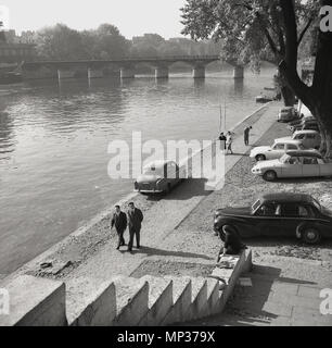 Années 1950, historique de la Seine à Paris, France avec l'ère de l'automobile française stationnée le long de la berge. Banque D'Images