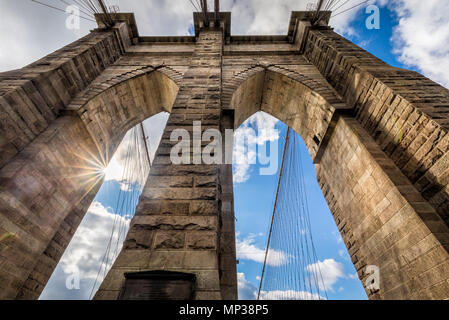 L'arches massives du pont de Brooklyn à New York City, USA. Banque D'Images