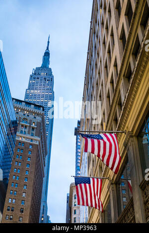 United States, je vois des drapeaux avec l'Empire State Building en arrière-plan dans la ville de New York, USA. Banque D'Images