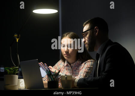 Travailleur homme expliquant les plans de marketing à femelle coworker Banque D'Images