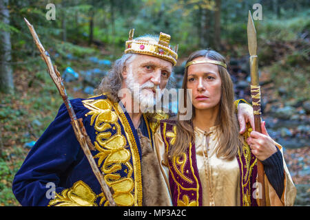 Portrait du roi et de la reine warriors en plein air, au milieu de la forêt d'automne Banque D'Images