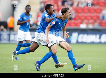 L'Italie Samuele Ricci fête marquant son premier but de côtés du jeu pendant le championnat d'Europe U17 à la finale AESSEAL New York Stadium, Rotherham. Banque D'Images