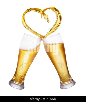 L'amour de la bière concept deux verres toasting et la création d'éclaboussure de forme de coeur isolé sur fond blanc Banque D'Images