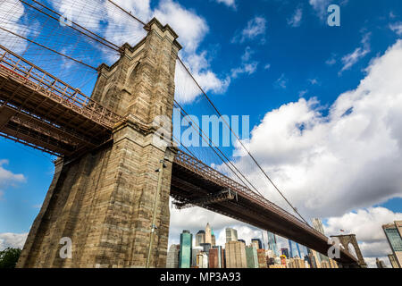 Manhattan skyline sous l'immense pont de Brooklyn à New York City, USA. Banque D'Images