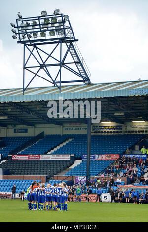 L'Ayrshire, Ecosse - 27 MAI 2014 : l'équipe féminine de Kilmarnock recueillir au cours d'un échange avant leur match de football amical contre l'Université de Tulsa. Banque D'Images