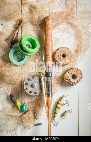 S'attaquer à la pêche avec des flotteurs, tiges et crochets sur tableau blanc Banque D'Images