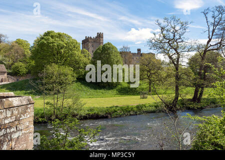 Haddon Hall des rives de la rivière Wye, Bakewell, Derbyshire, Angleterre, RU Banque D'Images