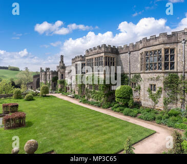 Haddon Hall. Jardins et vue de côté de Haddon Hall, près de Bakewell, Derbyshire, Angleterre, RU Banque D'Images