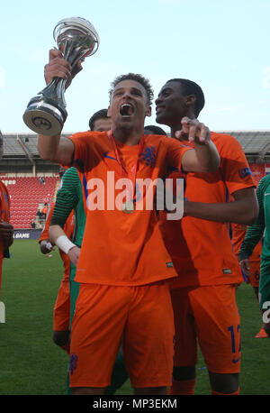 Pays-bas Van Gelderen' Liam soulève le trophée au cours de l'UEFA U17 à la finale du Championnat AESSEAL New York Stadium, Rotherham. Banque D'Images