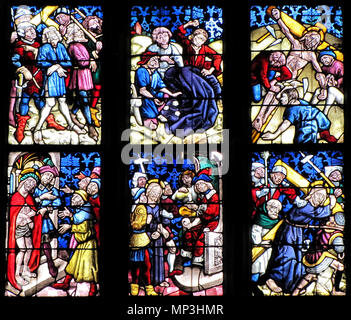 . Alsace, Bas-Rhin, Walbourg, église abbatiale Sainte-Walburge (PA00085208, IA67008491). Verrière du chœur " Randonnée de la Passion " (1461) : Simon portant la croix, dépouillement du Christ, Jésus cloué sur la croix, Jésus présenté au peuple, devant Pilate, Jésus portant la croix. Cet objet est classé Monument Historique dans la base Palissy, base de données du patrimoine mobilier français du ministère français de la culture, sous les références IM67008562 et IM67008559. Brezhoneg | Français | Deutsch | English | Español | Français | English | Deutsch | Italiano | Português | Plattdüütsch |  +/- . 16 Se Banque D'Images