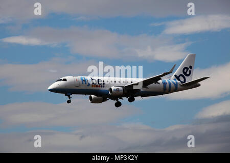 Un jet de Flybe vient dans d'atterrir à l'aéroport d'Édimbourg Banque D'Images