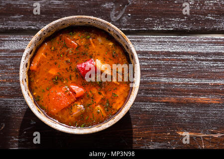 Goulash hongrois de bœuf chaud ou bograch avec soupe de paprika. Close-up Banque D'Images