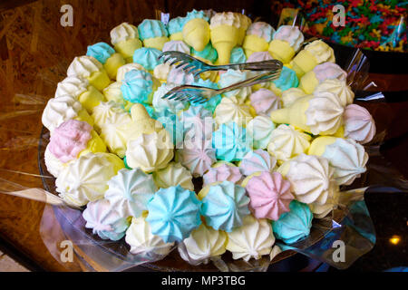 Dessert de meringue en magasin, divers couleurs pastel Banque D'Images